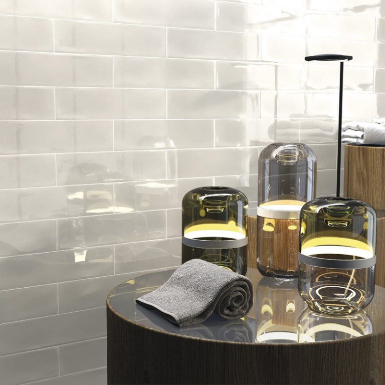 Bathroom wall in Ravello 3x12 Natural glossy tile with glass vases