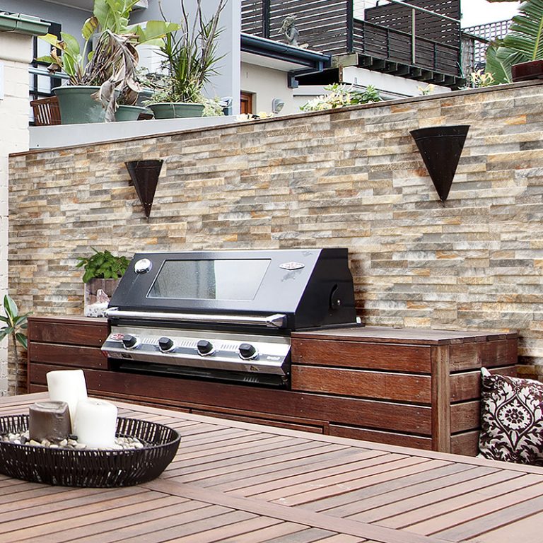 Outdoor kitchen wall in Natura Deserto stone-look interlocking porcelain wall panels